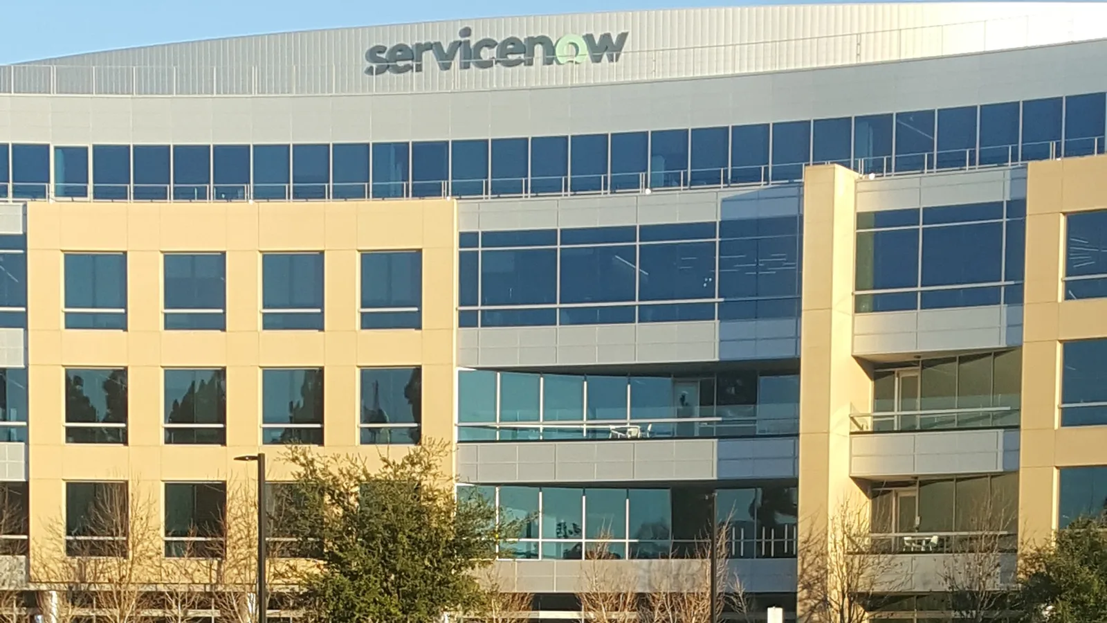 Фасад офисного здания ServiceNow с логотипом компании на крыше